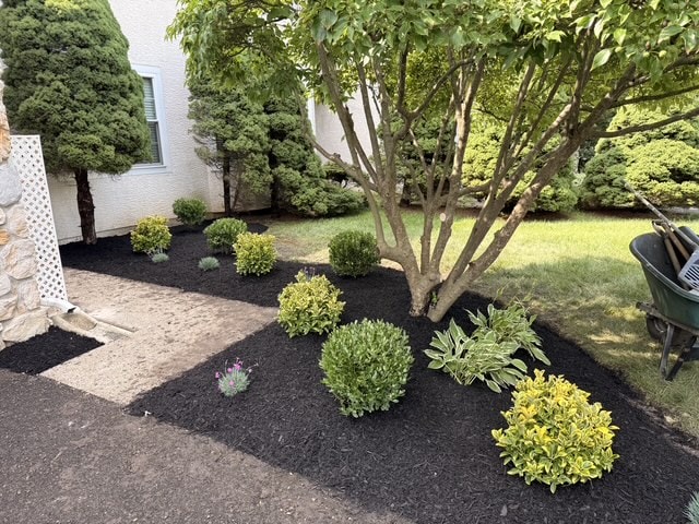 Stone retaining wall landscaping